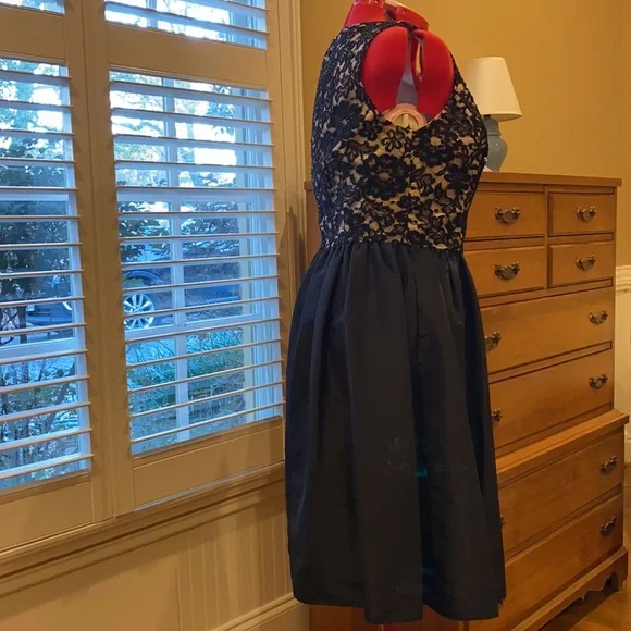 Beautiful beaded taffeta cocktail dress - Picture 2 of 4